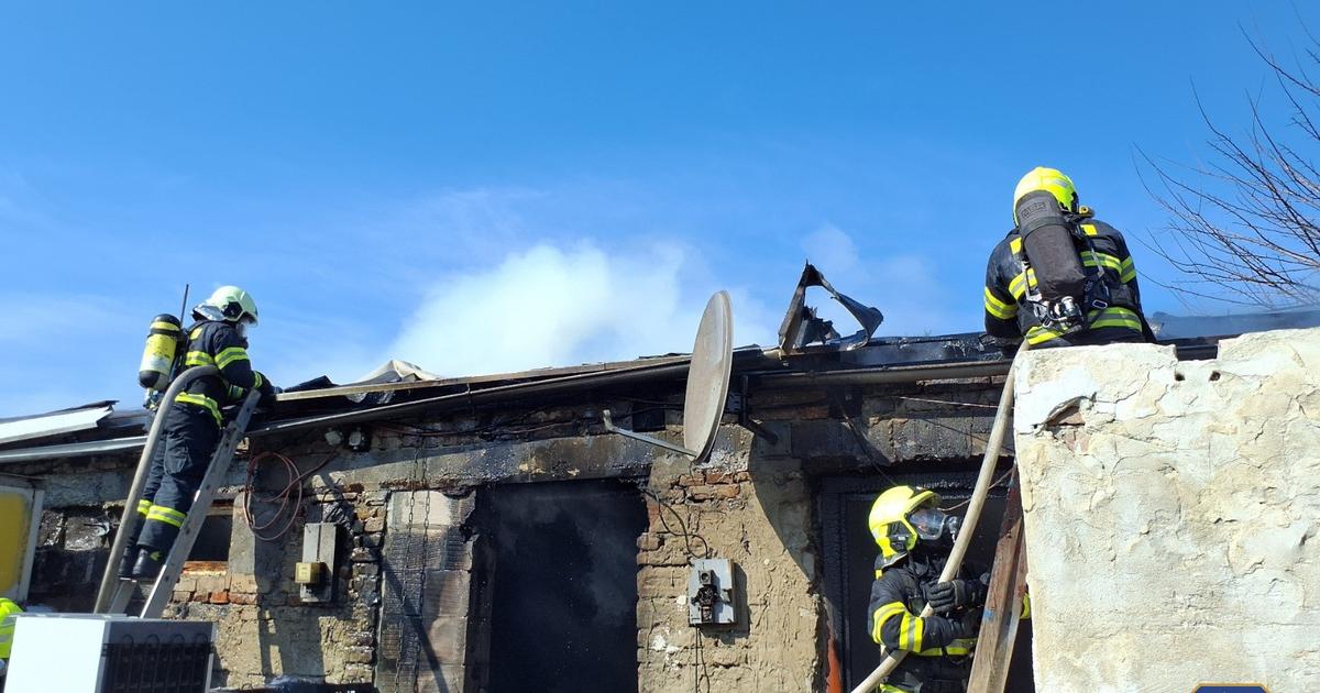 V Podunajskych Biskupiciach zhorela strecha rodinneho domu
