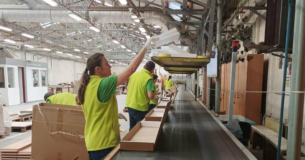 Znamy slovensky vyrobca nabytku ziada o restrukturalizaciu Dlhy presahuju pol miliona