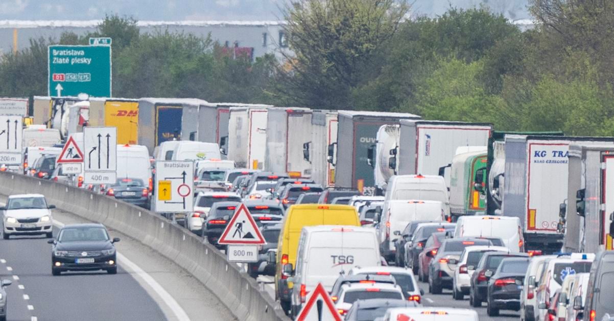 Dialnicari odporucaju vodicom aby si pred uzaverou pri Bratislave vytvorili casovu rezervu