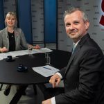 Giba v Arene Pred nedavnom odstupili dvaja premieri pod tlakom obcanov aj bez referenda