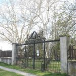 Ludia obchadzaju park Na novy traktor peniaze nasli na opravu brany uz nie Obavaju sa ze spadne