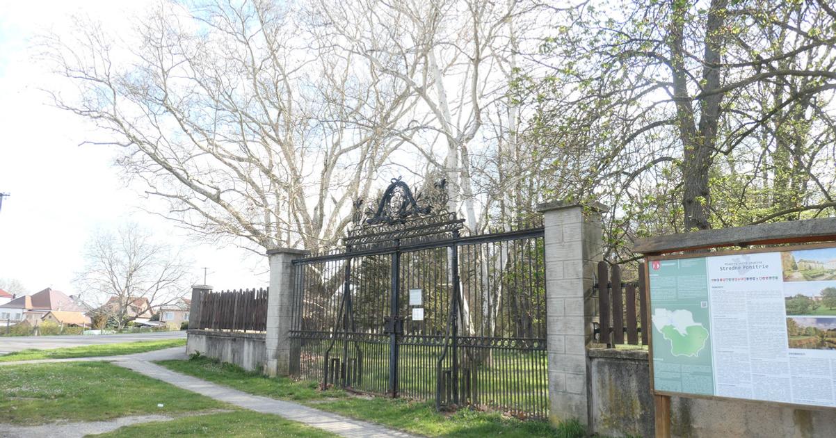 Ludia obchadzaju park Na novy traktor peniaze nasli na opravu brany uz nie Obavaju sa ze spadne