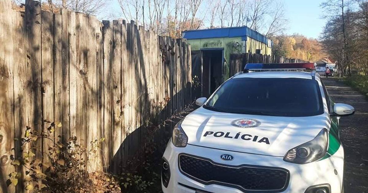 Ludia zostali sokovani Ked videli co muz robi pri detskom ihrisku zalarmovali policiu