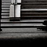 Muz s vymyslenym pribehom od Trencanov ma peniaze Na sebe ma mikinu miestnej firmy