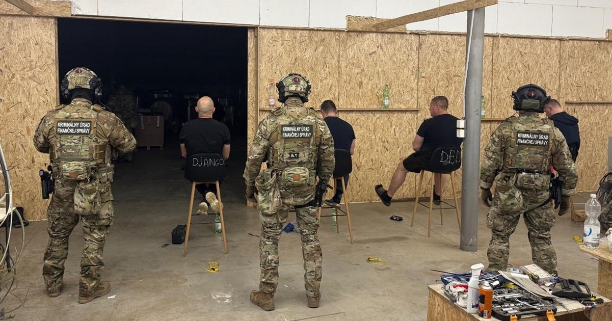 Nelegalna tovaren na cigarety fungovala v byvalom druzstve Po rozsiahlej akcii skoncilo 20 ludi vo vazbe