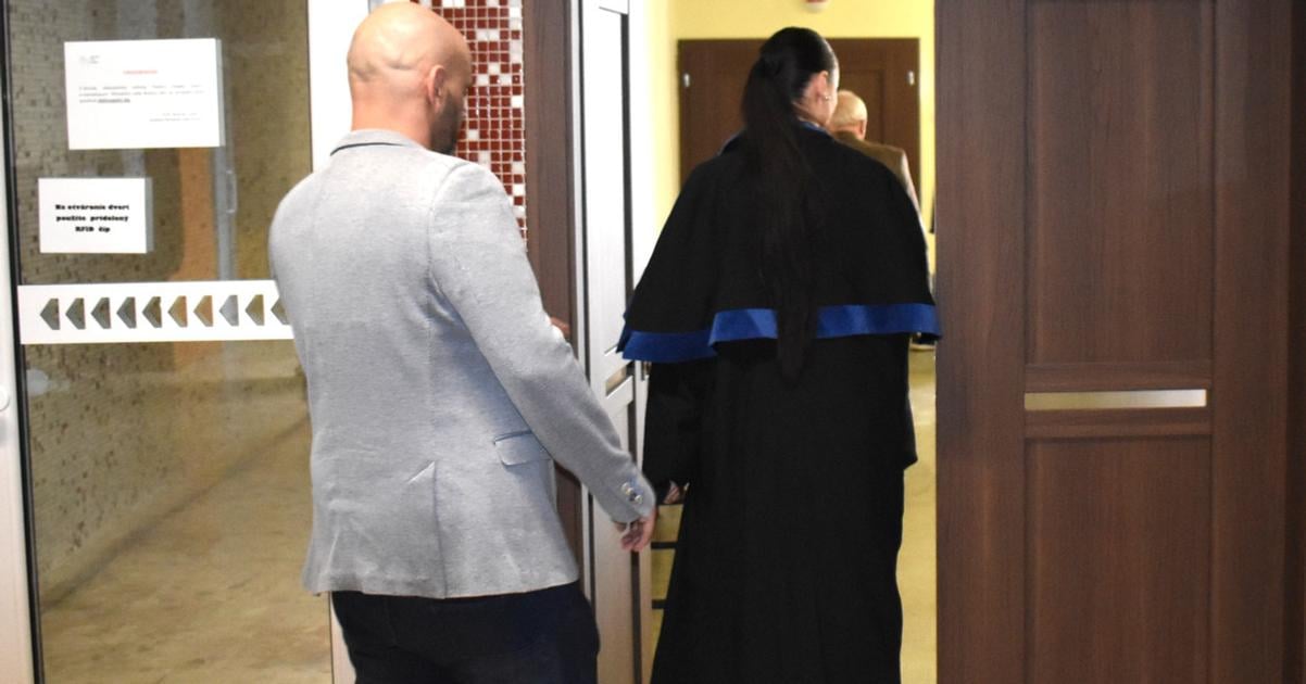 Policajt prichytil priatelku v neglize sok mu v strelbe unikol verzia o nutnej obrane mu nepresla