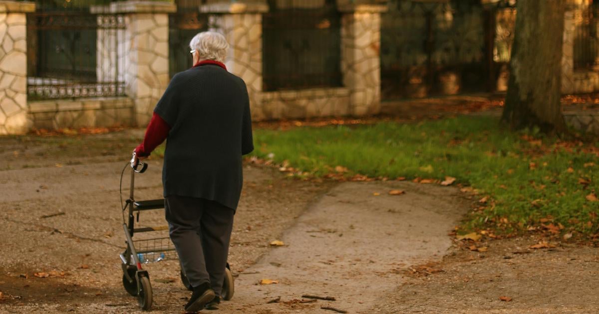 najstarsi seniori by si mohli vyrazne polepsit poslanci sns navrhuju zvysenie dochodkov