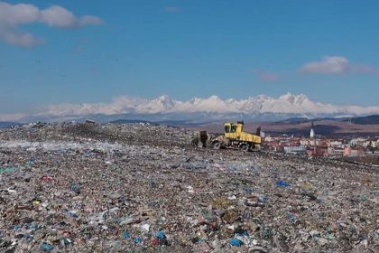 unikatne riesenie roky vozili na skaldku tony odpadu teraz tam na luke budu kvitnut kvety