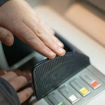 zlodej vykradol dva bankomaty v prahe pouzil trhavinu