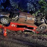 Hasici oslobodili zakliesnenu osobu z prevrateneho automobilu nehoda uzavrela cestu