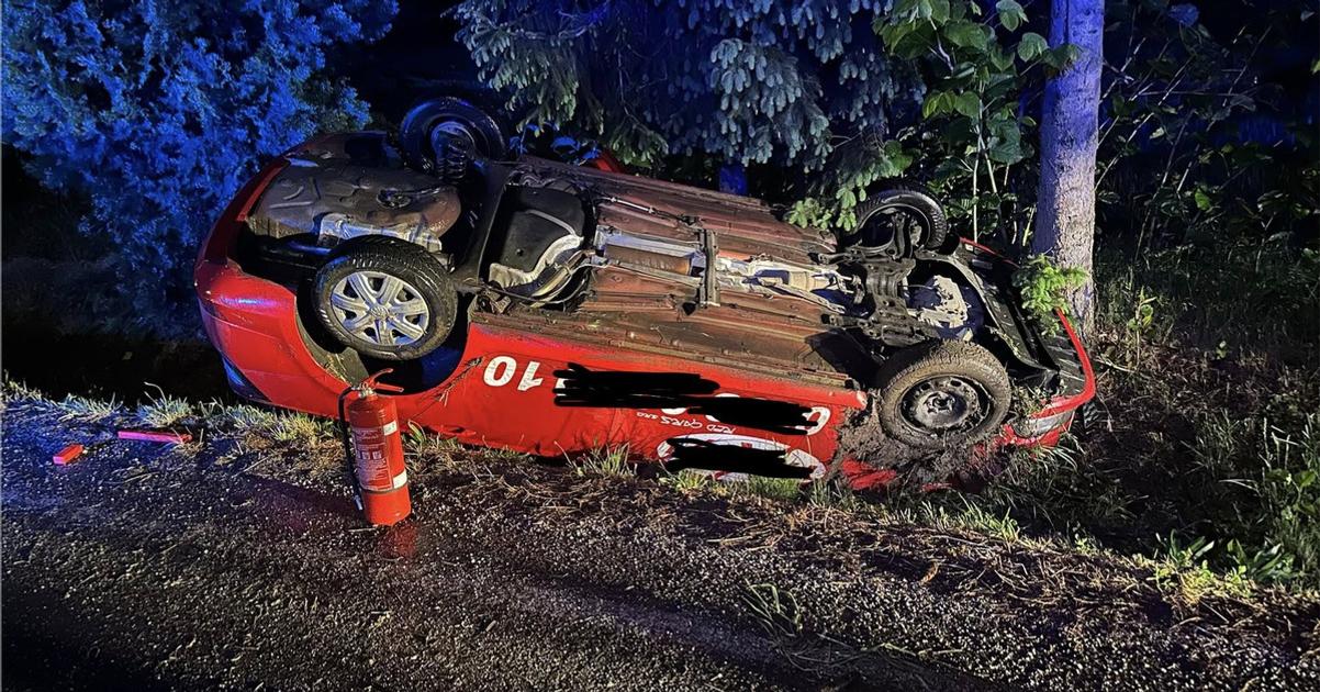 Hasici oslobodili zakliesnenu osobu z prevrateneho automobilu nehoda uzavrela cestu