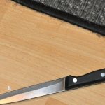 Na dvere zaklopal sused s nozom zapichnutym v krku utonk bol opity a s policiou spolupracovat odmietol