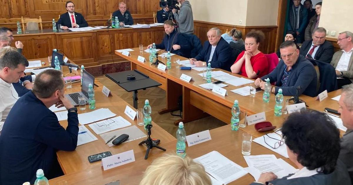 Obvinili clenov komisie z falsovania vysledkov hlasovania v Kezmarku Tykalo sa to aj pozemkov Kuffovcov