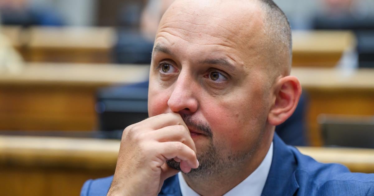 Opozicia sa sna zabrni nelegalnym poplatkom v zdravotnictve