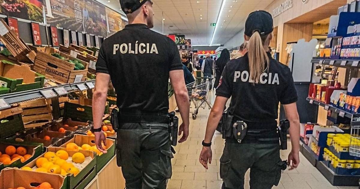 Policajti skrontrolovali v Kosickom kraji takmer 180 obchodnych prevadzok a sro