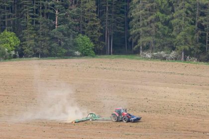 Vyrazne az extremne sucho postihuje pribline polovicu uzemia Slovenska
