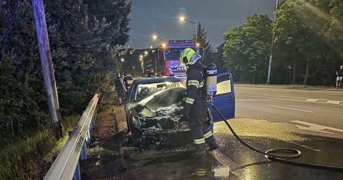 Auto zachvatili plamene snazili sa ich uhasit este pred prichodom hasicov Nikto nebol zraneny