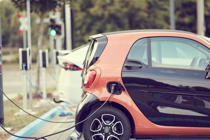 Biznis s elektroautami Lider na trhu preraba kazdy rok miliony zachranuju ho akcionari