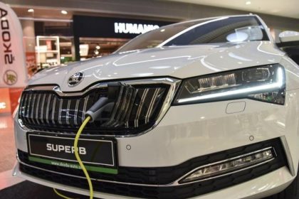Elektricke vozidla v Europe vlani znizili spotrebu ropy o viac nez 10 miliard litrov