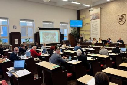 Koniec cakania do noci Handlovcania sa dostanu k slovu skr zmenili rokovaci poriadok mestskeho zastupitelstva