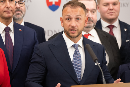 Nie sme povinni odpovedat denniku SME Sutaj Estok odmieta odpovedat na otazky tykajuce sa prenajmu aut