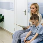 Osamely zamestnanec s detatom dostal od januara viac volna na sprevadzanie k lekarovi