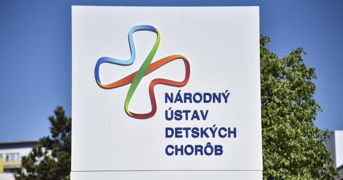 Siamske dvojcata podstupili prvu operaciu zvladli ju bez komplikacii