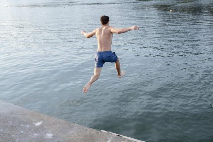Skok do studenej vody v horucavach prinasa riziko utopenia Co robit ked zazijete teplotny sok