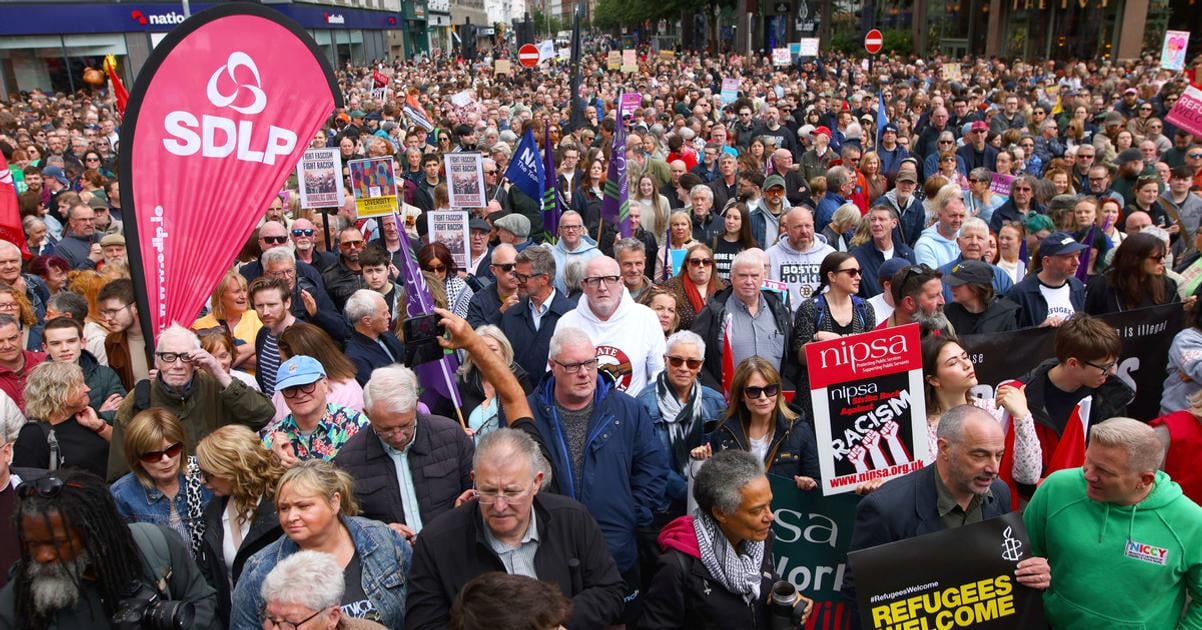 V Belfaste sa po nepokojoch zisli tisice ludi na proteste proti rasizmu