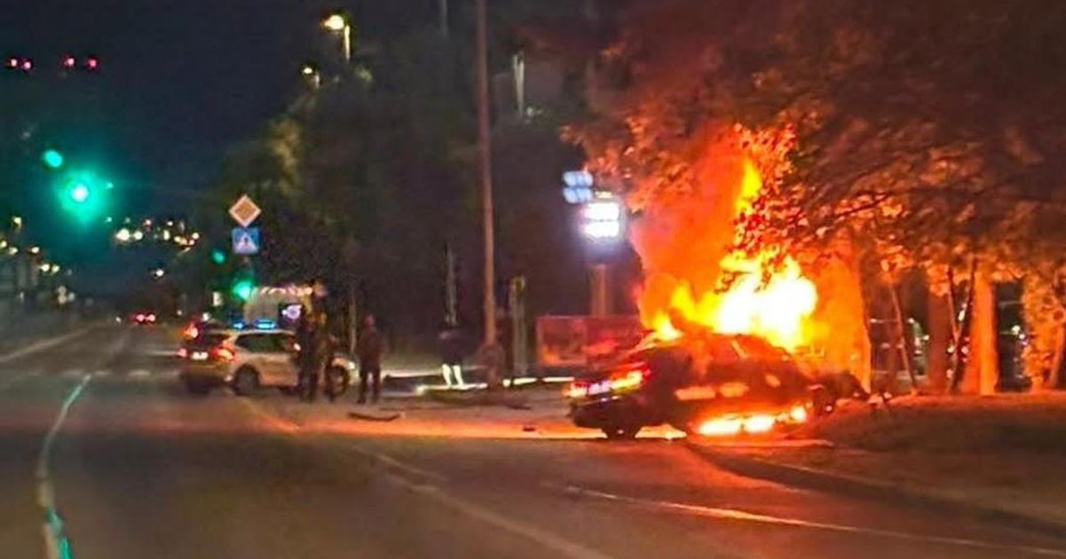V Petrzalke sa auto vzplanulo po zraskze so stlpom