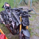 nehoda motocyklistu v belej po naraze do zvodidiel skoncil v opatere zachranarov