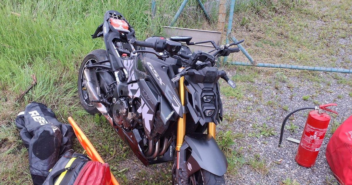 nehoda motocyklistu v belej po naraze do zvodidiel skoncil v opatere zachranarov