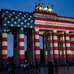 Berlin si pripomenul vyrocie nezavislosti USA v farbach americkej vlajky