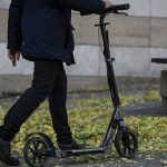 Grecko zakaze osobam mladsim ako 17 rokov jazdit na elektrickych kolobezkach