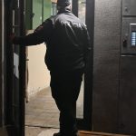 Muz obvineny z vrazdy rodicov a sestry nebude sudeny O rozhodnuti rozhodl znalecky posudok
