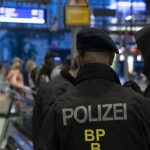 Muz ozbrojeny nozom zadrziaval zenu v berlinskej supermarkete