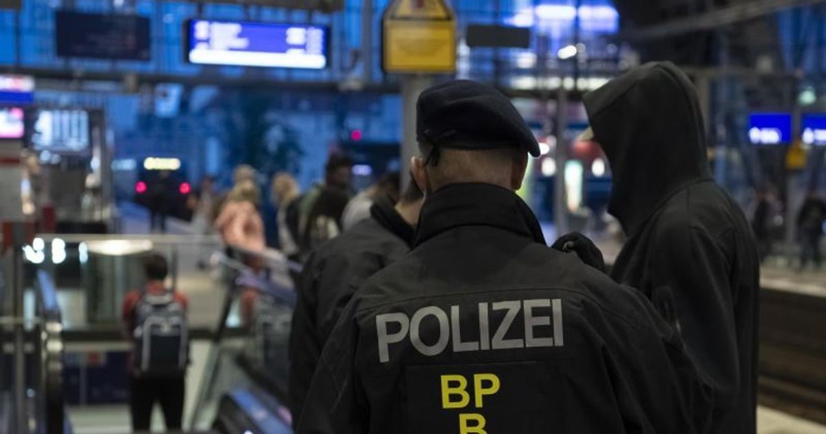 Muz ozbrojeny nozom zadrziaval zenu v berlinskej supermarkete