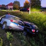 Policia prenasledovala opiteho vodica Nakoniec skoncili ich autana sebe v odvodnovacom kanali