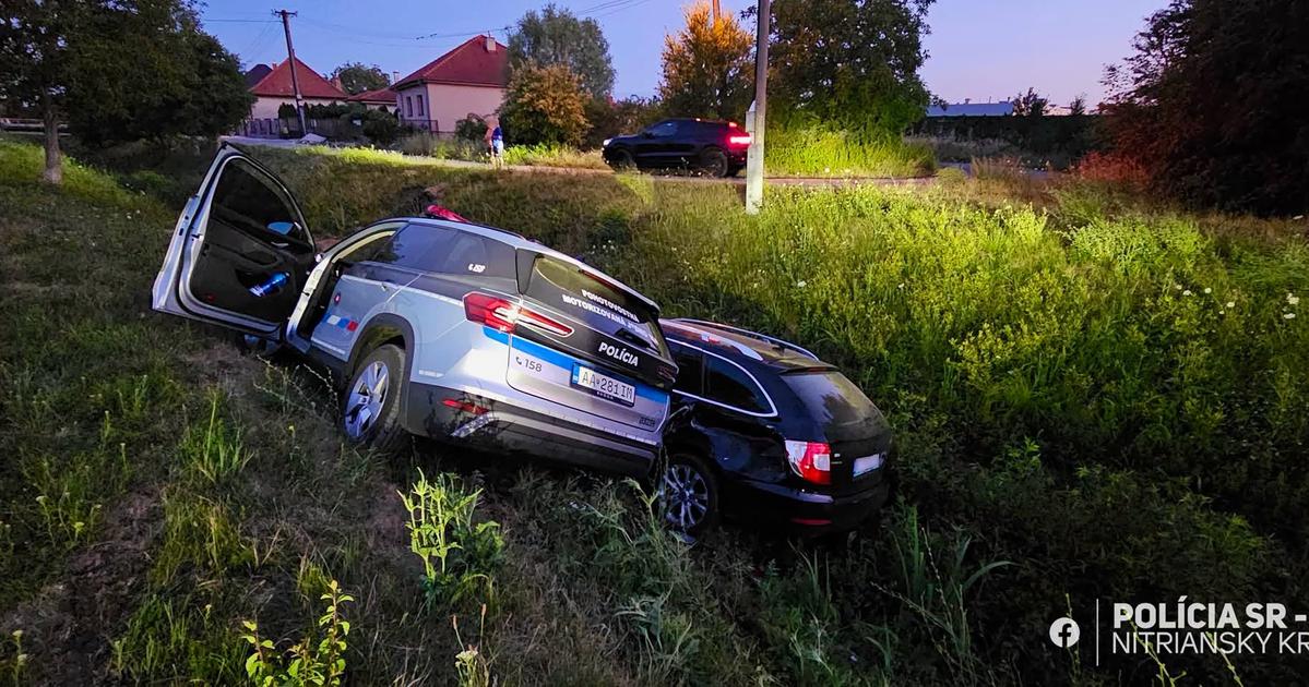Policia prenasledovala opiteho vodica Nakoniec skoncili ich autana sebe v odvodnovacom kanali