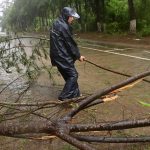 Silne dazde na severe Ciny si vyziadali pat obeti juh a Vietnam zasiahla tropicalna burka