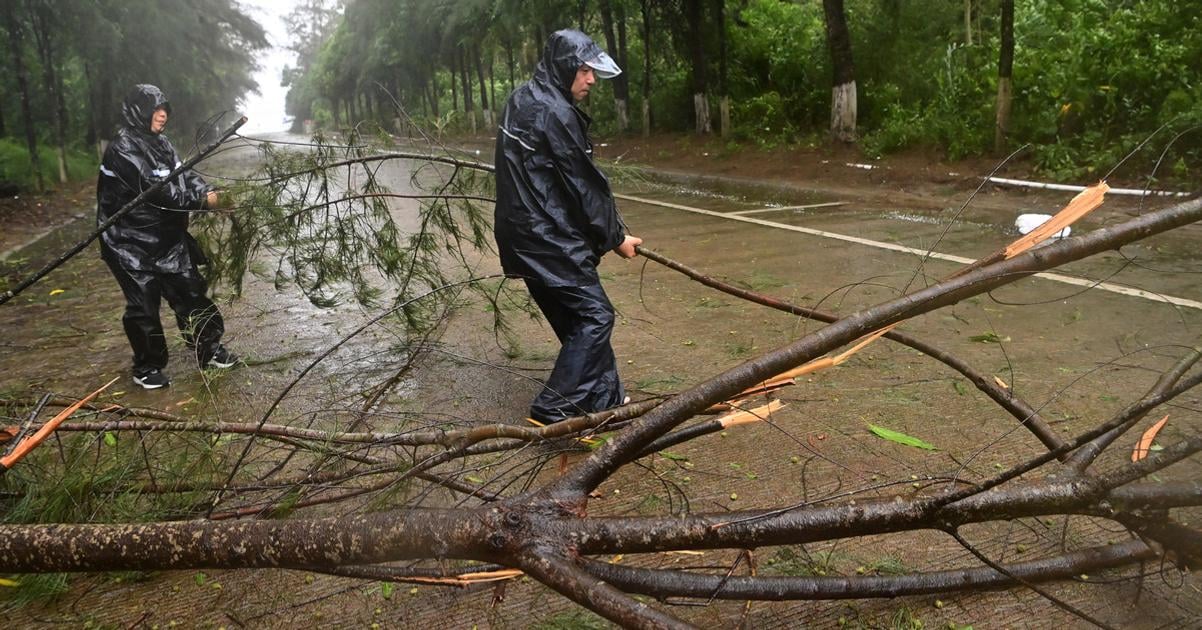 Silne dazde na severe Ciny si vyziadali pat obeti juh a Vietnam zasiahla tropicalna burka