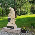 Socha ktoru na zilinskom cintorine poskodila poziar je opat v plnej krase