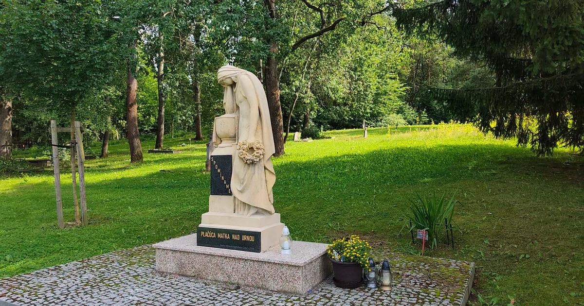 Socha ktoru na zilinskom cintorine poskodila poziar je opat v plnej krase