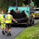 Stredoslovaci vsadili na genialny napad Rozbitu cestu zasypavaju asfaltom z cigaretnych ohorkov