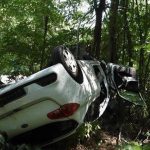 Vazna nehoda Auto skoncilo na streche mladeho vodica musel odviezt vrtulnik