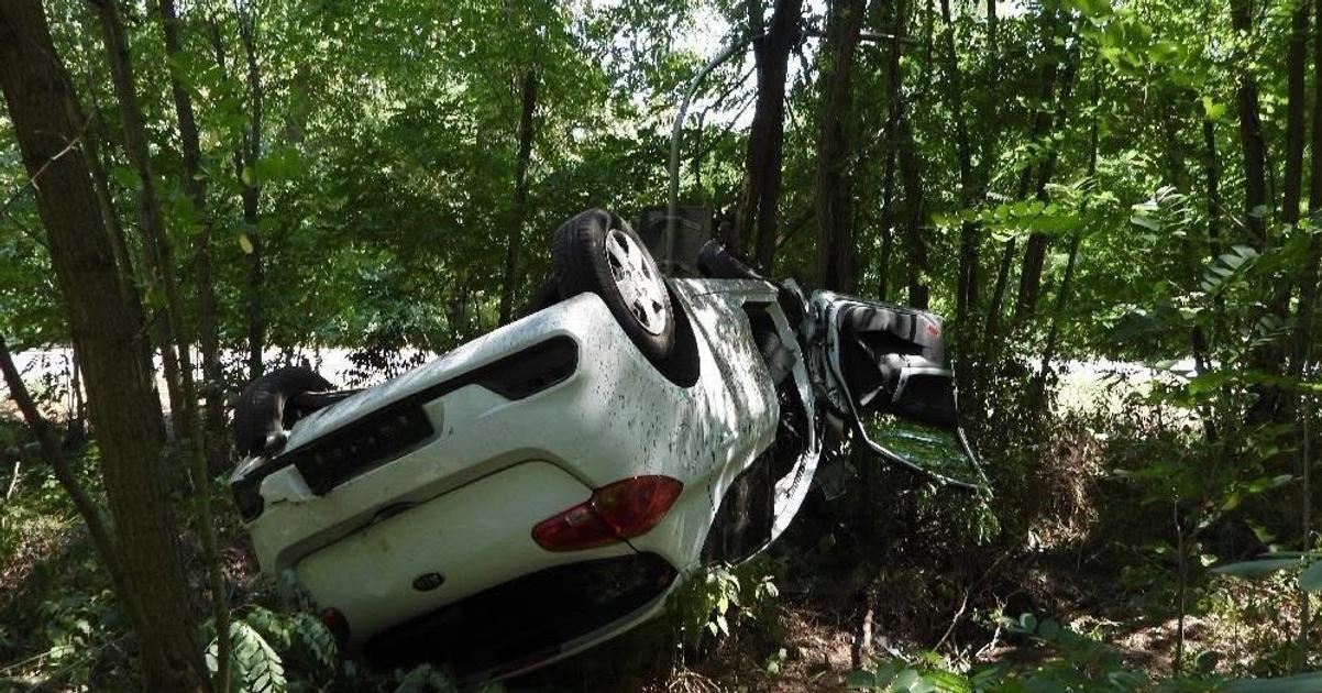 Vazna nehoda Auto skoncilo na streche mladeho vodica musel odviezt vrtulnik