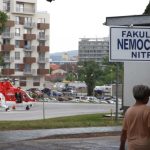 Zachranari pristavaju uz roky v provizoriu statnej nemocnici chyba heliport Pomoc ma zupa