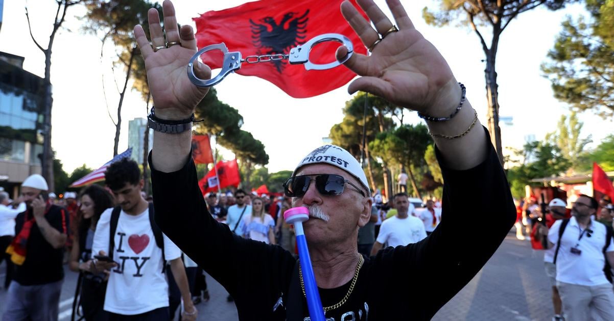 ziadaju o odvolanie premiera albanci protestovali v uliciach tirany uz 35 den v poradi
