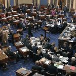 Americky Senat schvalil kratkodobe financovanie uradov aby predisal uzatvoreniu pred volbami do Kongresu