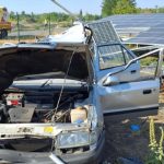 Auto zislo z cesty po havarii museli zakliesnenho vyslobodit skoncil v nemocnici
